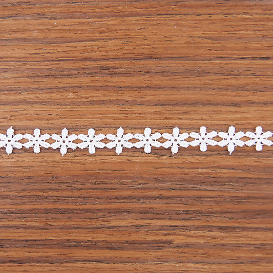 Guipure Daisy 1/2" wide White 13.7m (15 yards) card