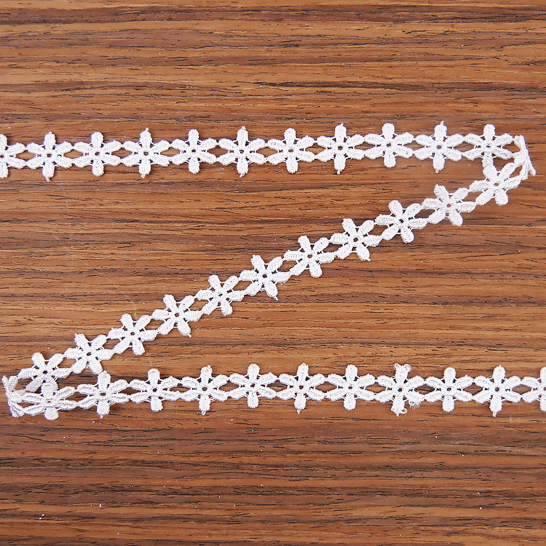 Guipure Daisy 1/2" wide White 13.7m (15 yards) card