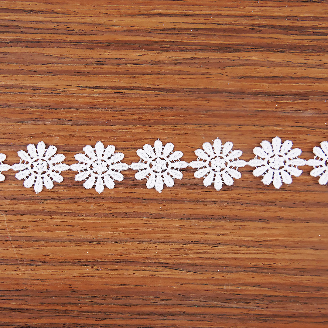 Guipure Daisy 1" wide White 13.7m (15yards) card