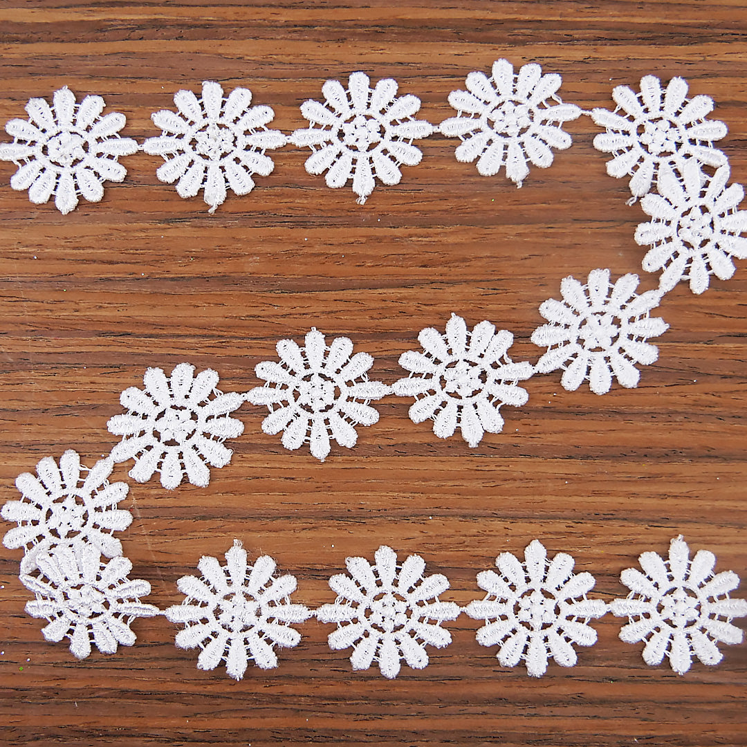 Guipure Daisy 1" wide White 13.7m (15yards) card