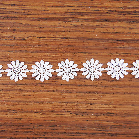 Guipure Daisy 1" wide White 13.7m (15yards) card